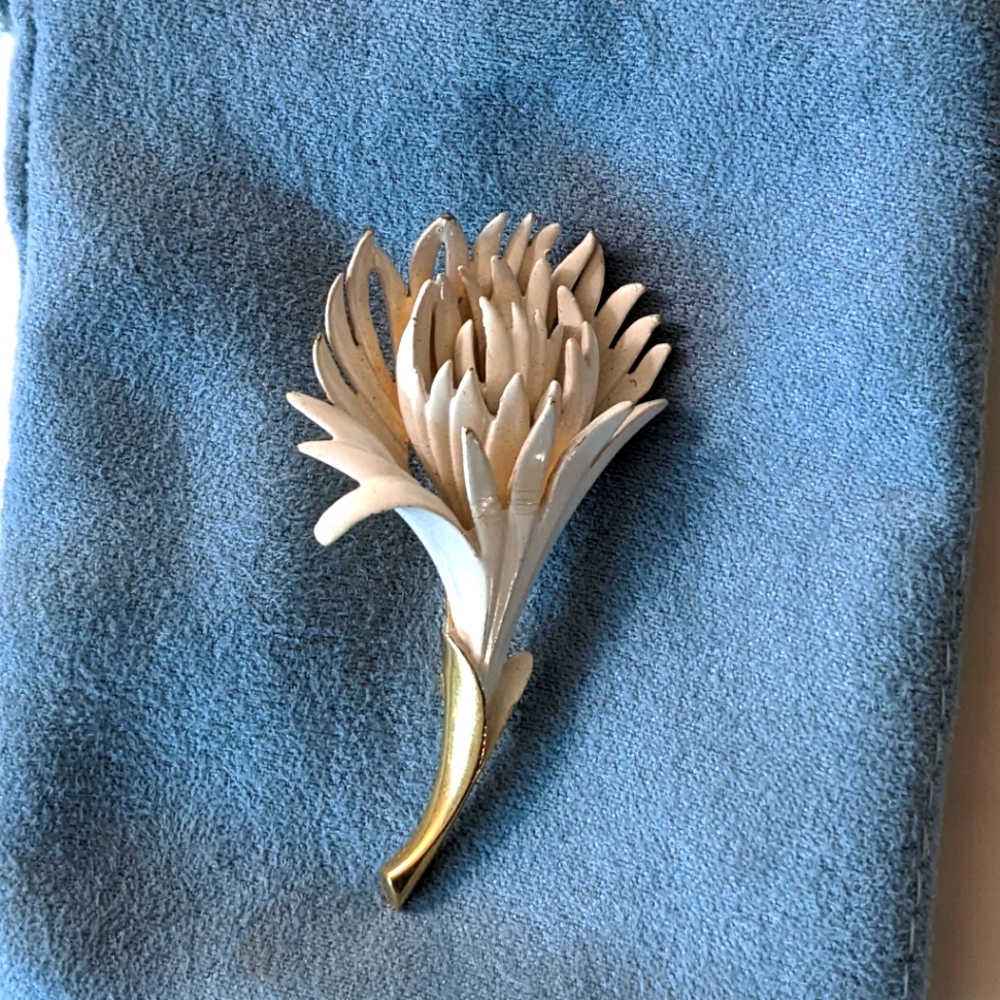 Monet flower brooch